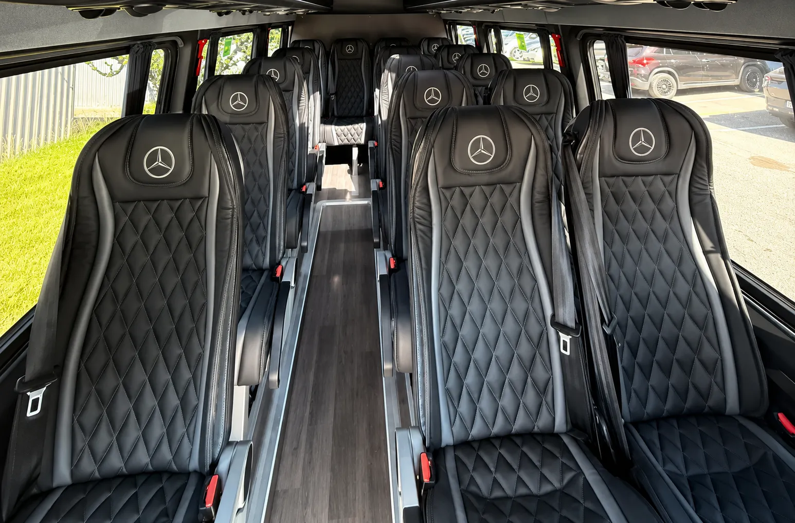Mercedes-Minibus minibus16 — Innenraum mit Ledersitzen